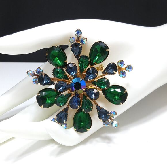 Vintage 1950s Emerald Green Rhinestones Snowflake Brooch - Picture 3 of 10